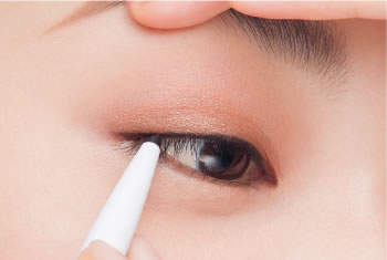 Using a pencil liner, draw along the lash line in a filling motion